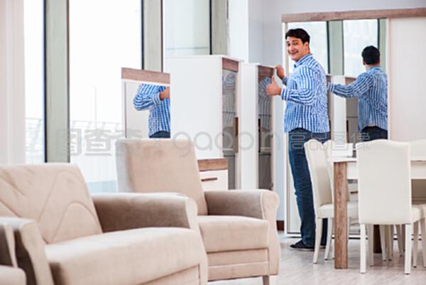 在家具店購物的年輕人