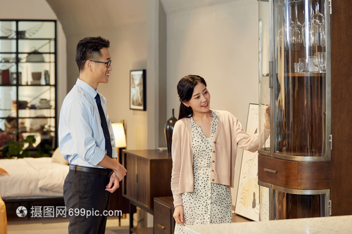 家具店銷售給美女介紹酒柜